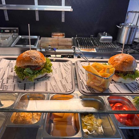 Hotel Zur Alten Stadtkellerei Λειψία Εξωτερικό φωτογραφία A burger being prepared at a restaurant