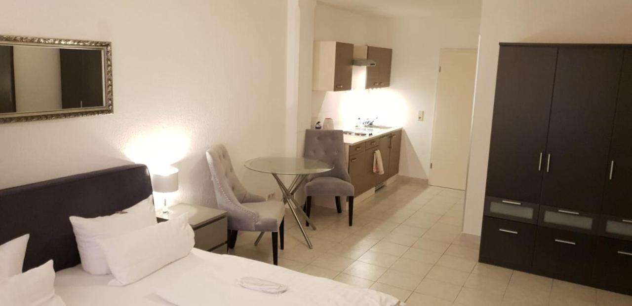 Hotel Zur Alten Stadtkellerei Λειψία Εξωτερικό φωτογραφία A studio apartment in London