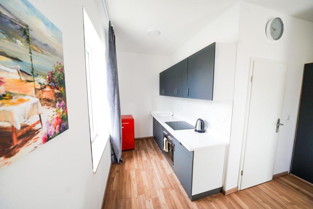 Hotel Zur Alten Stadtkellerei Λειψία Εξωτερικό φωτογραφία A typical kitchen in a student apartment