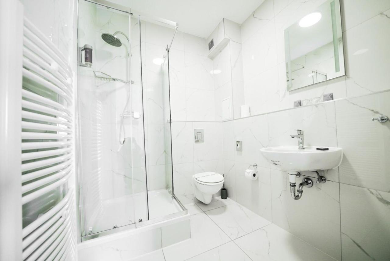 Hotel Zur Alten Stadtkellerei Λειψία Εξωτερικό φωτογραφία A modern bathroom