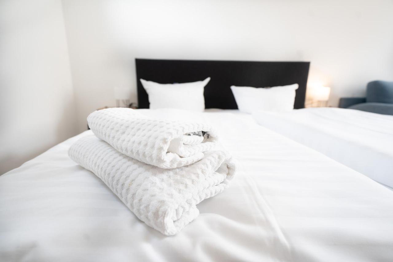 Hotel Zur Alten Stadtkellerei Λειψία Εξωτερικό φωτογραφία A bed with a duvet