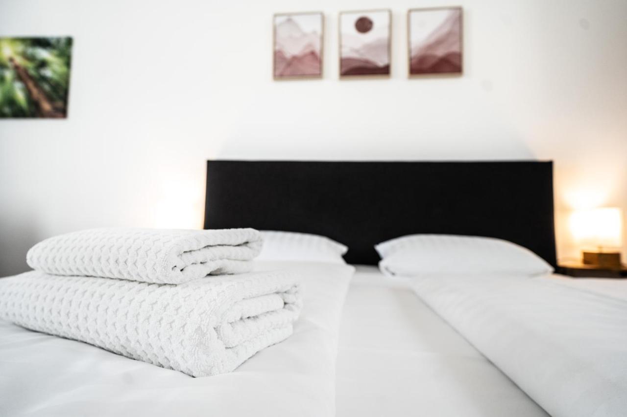 Hotel Zur Alten Stadtkellerei Λειψία Εξωτερικό φωτογραφία A duvet on a bed