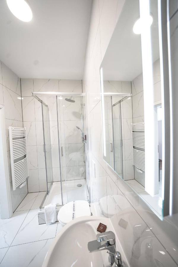 Hotel Zur Alten Stadtkellerei Λειψία Εξωτερικό φωτογραφία A shower enclosure