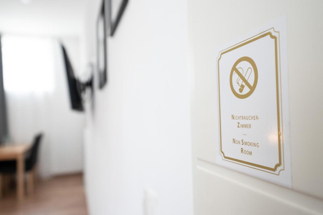 Hotel Zur Alten Stadtkellerei Λειψία Εξωτερικό φωτογραφία A sign in a hotel room in Japan