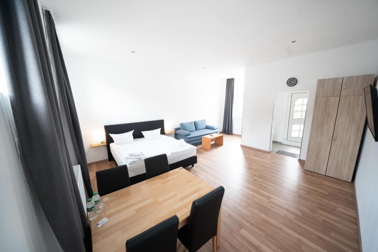 Hotel Zur Alten Stadtkellerei Λειψία Εξωτερικό φωτογραφία A typical studio apartment