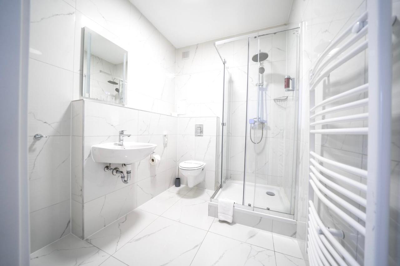 Hotel Zur Alten Stadtkellerei Λειψία Εξωτερικό φωτογραφία A shower room