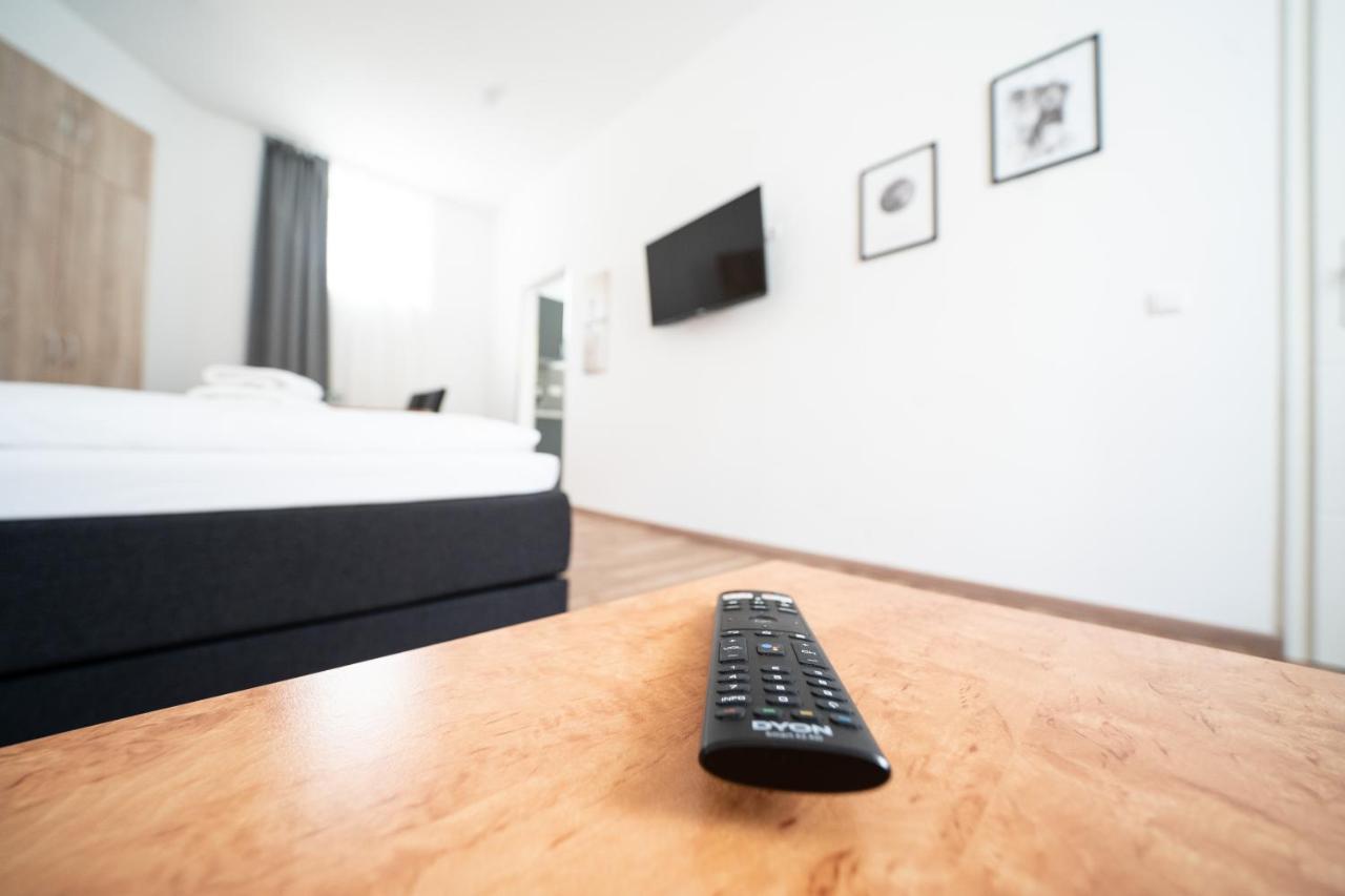 Hotel Zur Alten Stadtkellerei Λειψία Εξωτερικό φωτογραφία A television remote control