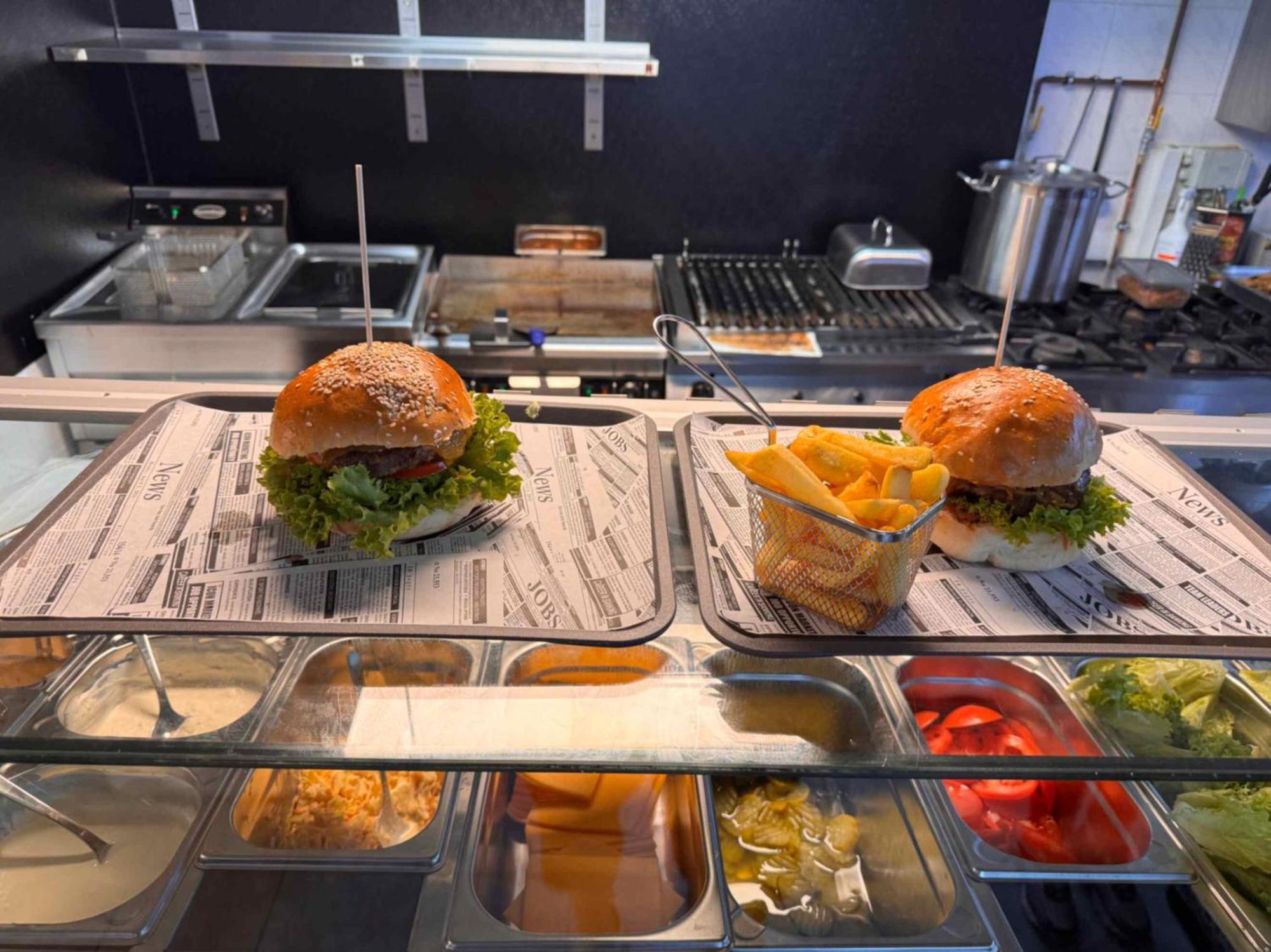 Hotel Zur Alten Stadtkellerei Λειψία Εξωτερικό φωτογραφία A burger being prepared at a restaurant