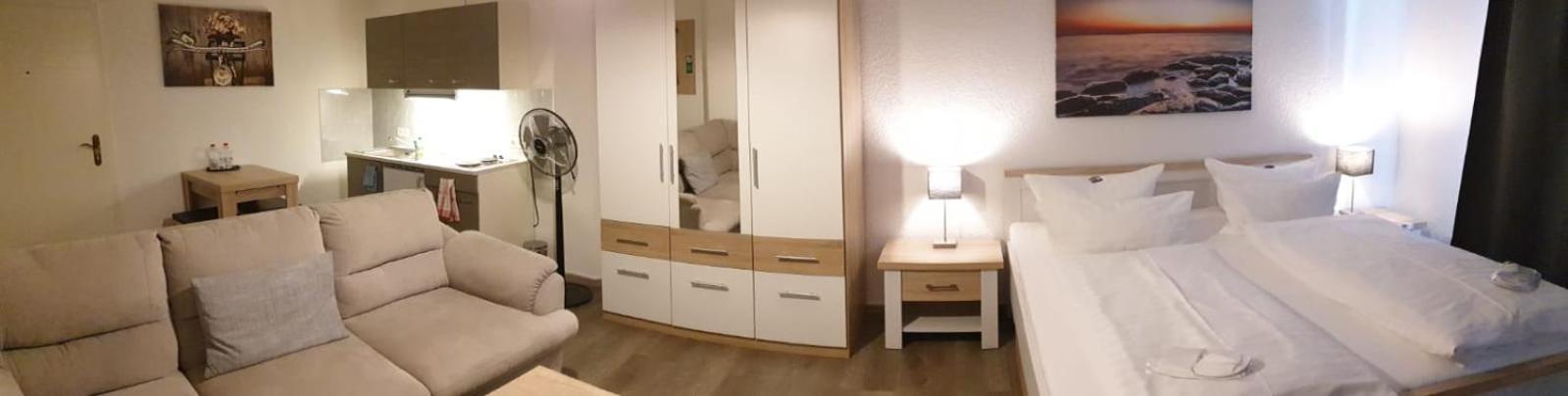Hotel Zur Alten Stadtkellerei Λειψία Δωμάτιο φωτογραφία A bedroom with a nightstand