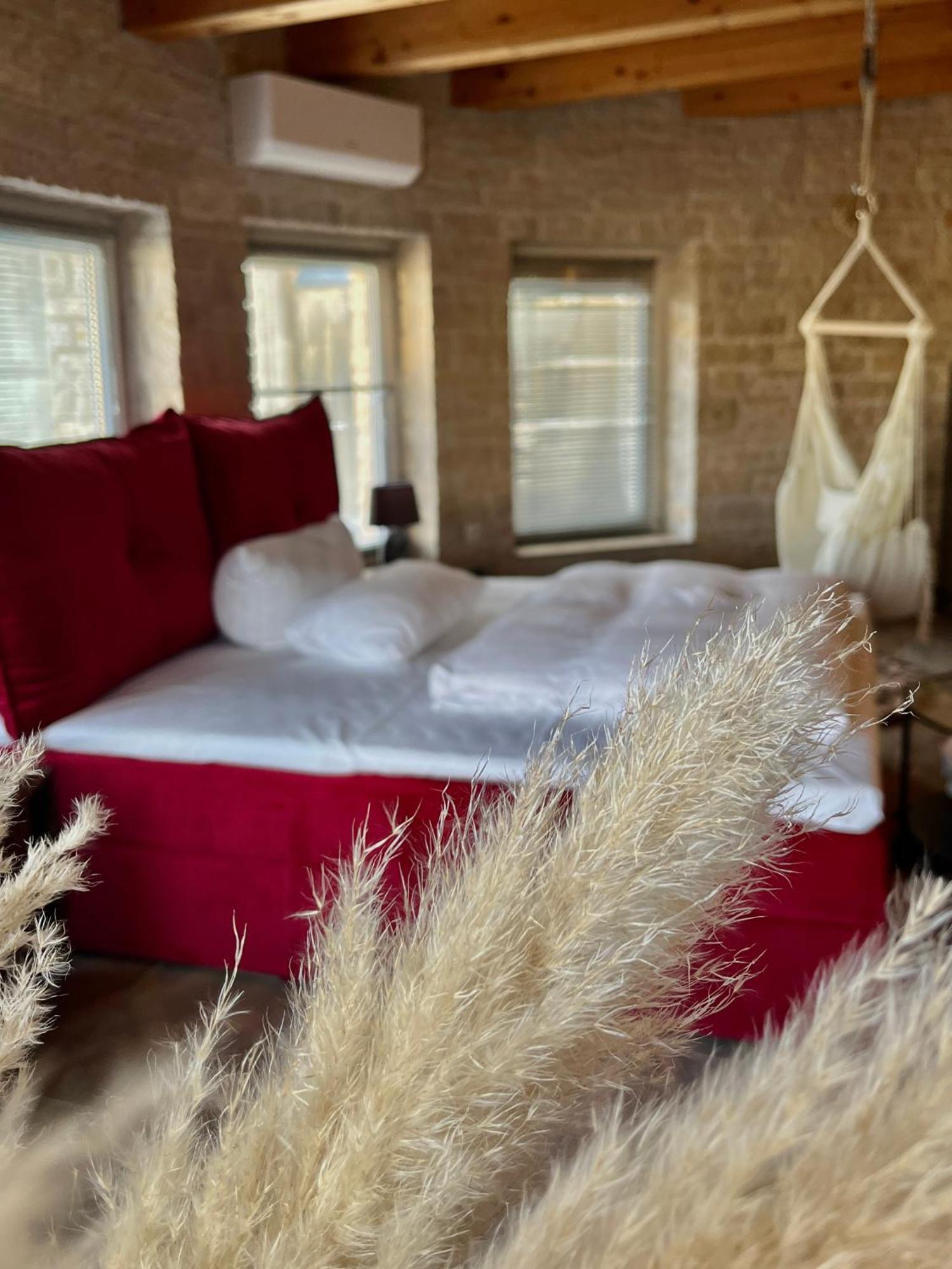 Hotel Zur Alten Stadtkellerei Λειψία Εξωτερικό φωτογραφία A bed with a bed skirt