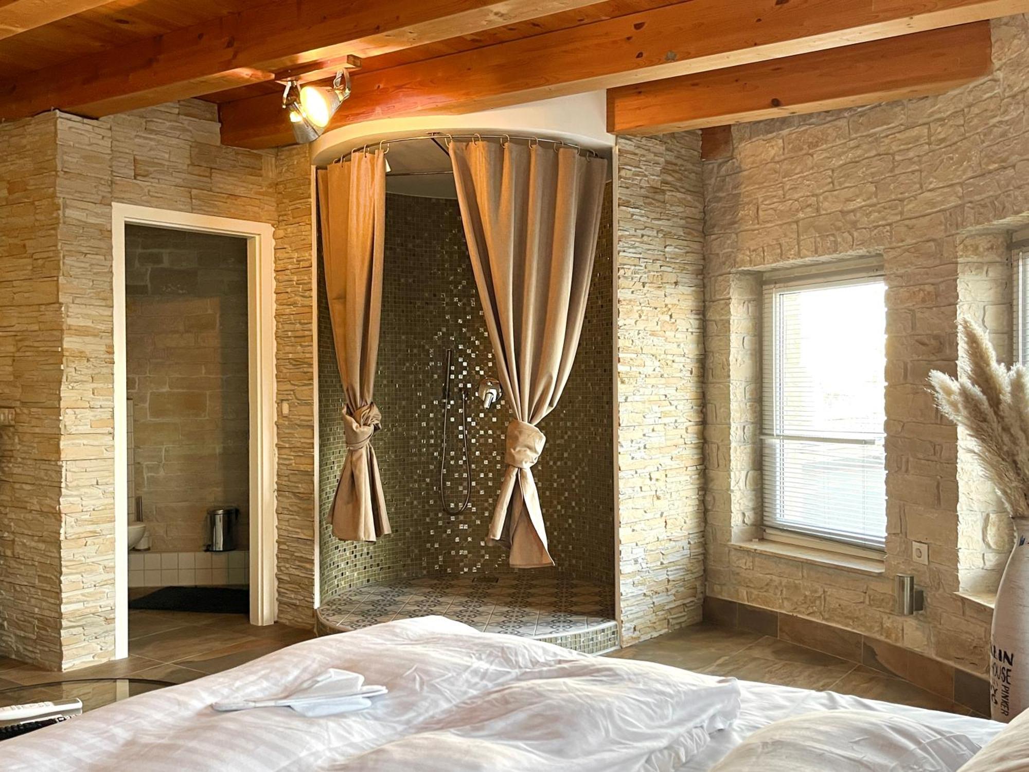 Hotel Zur Alten Stadtkellerei Λειψία Εξωτερικό φωτογραφία A room with a shower enclosure