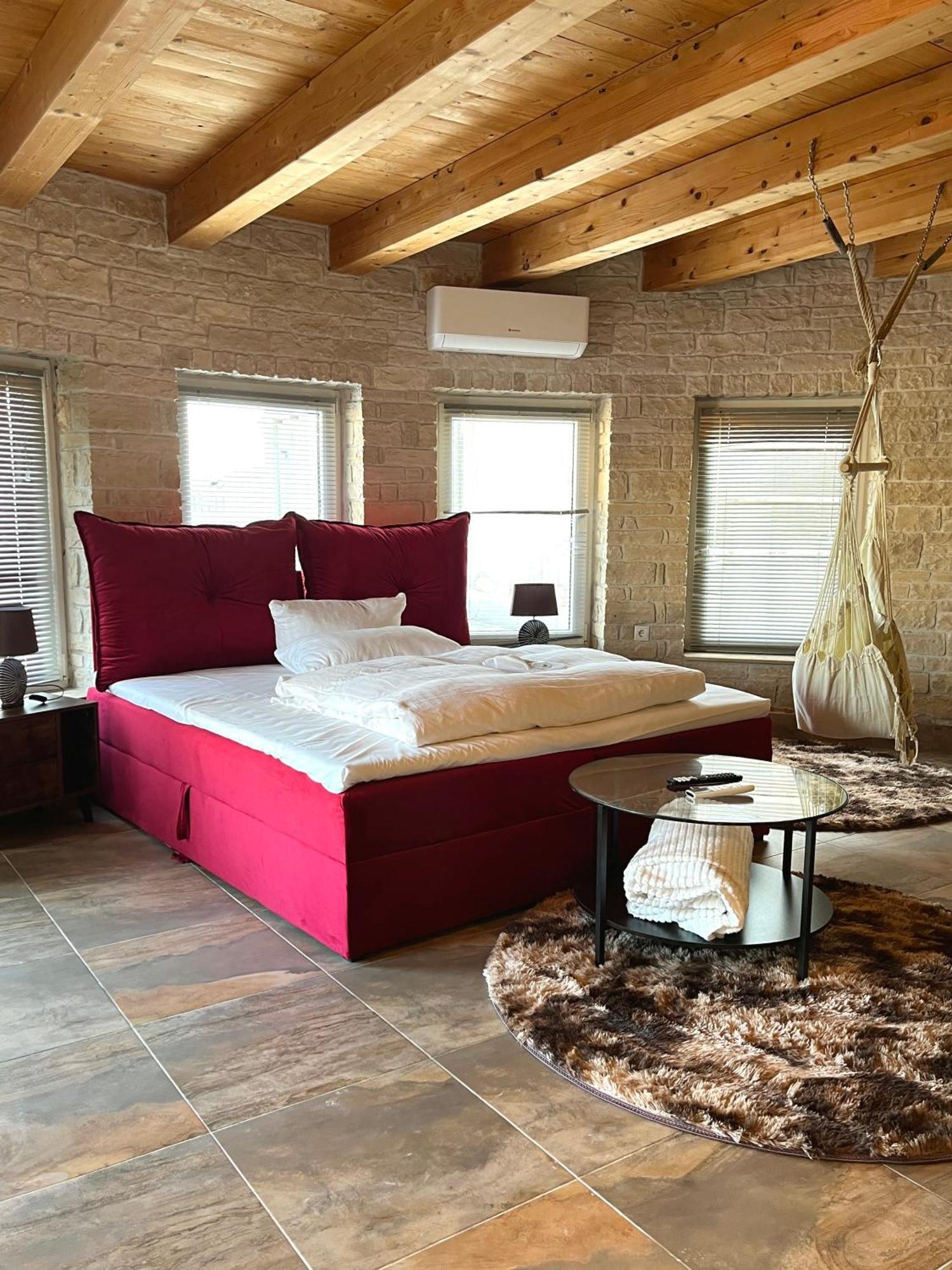 Hotel Zur Alten Stadtkellerei Λειψία Εξωτερικό φωτογραφία A modern air conditioning unit in a bedroom